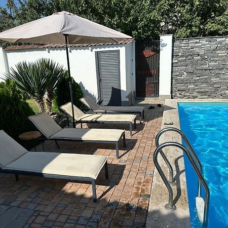 Garden Lounge Hotel 耶烈万 外观 照片
