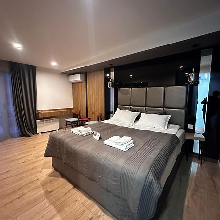 Garden Lounge Hotel 耶烈万 外观 照片
