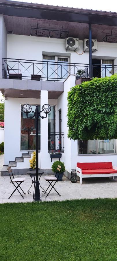 Garden Lounge Hotel 耶烈万 外观 照片