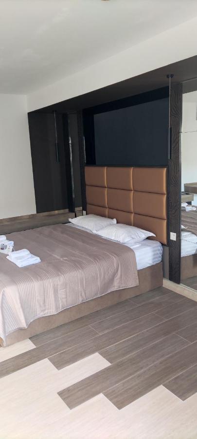 Garden Lounge Hotel 耶烈万 外观 照片