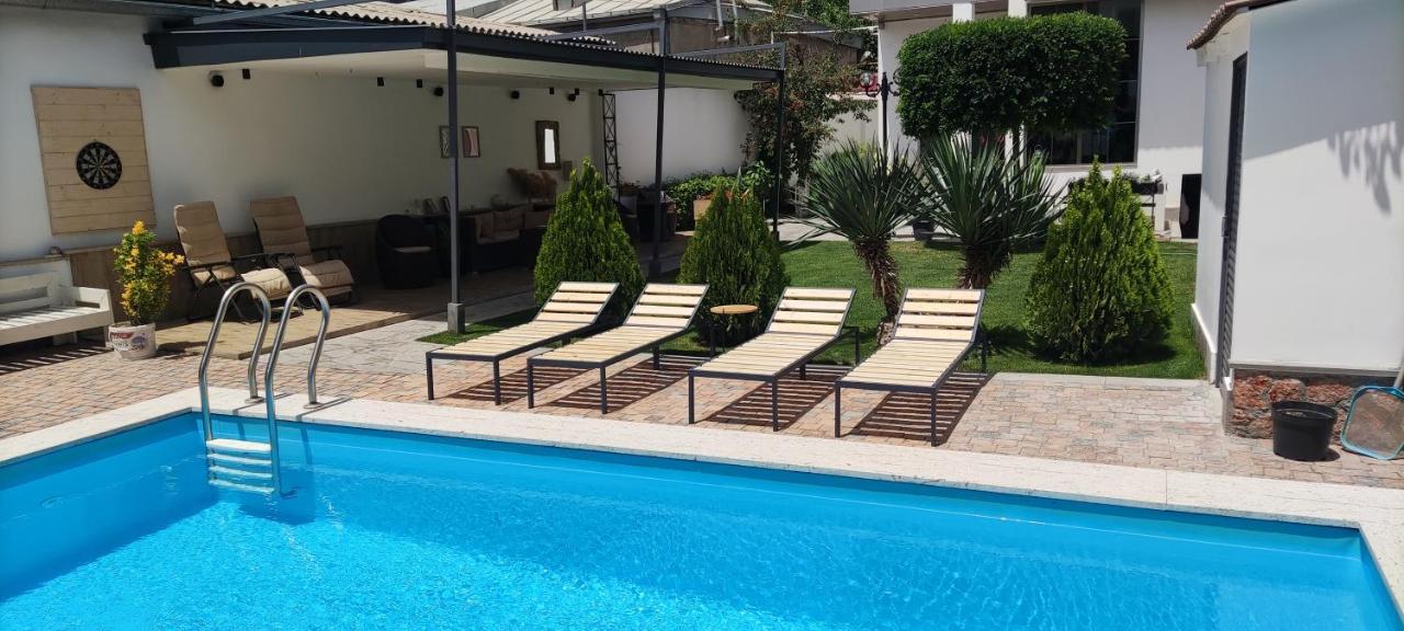 Garden Lounge Hotel 耶烈万 外观 照片