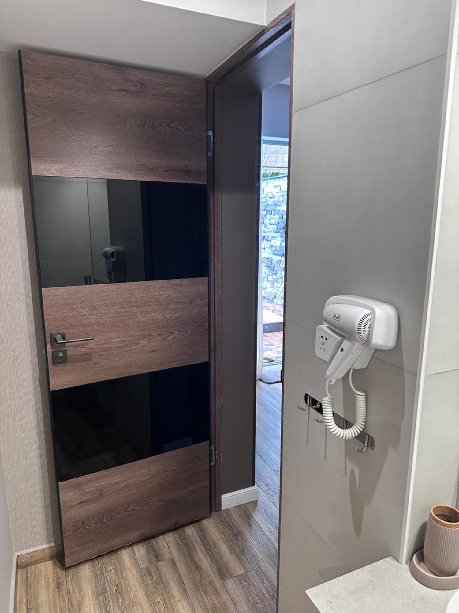 Garden Lounge Hotel 耶烈万 外观 照片