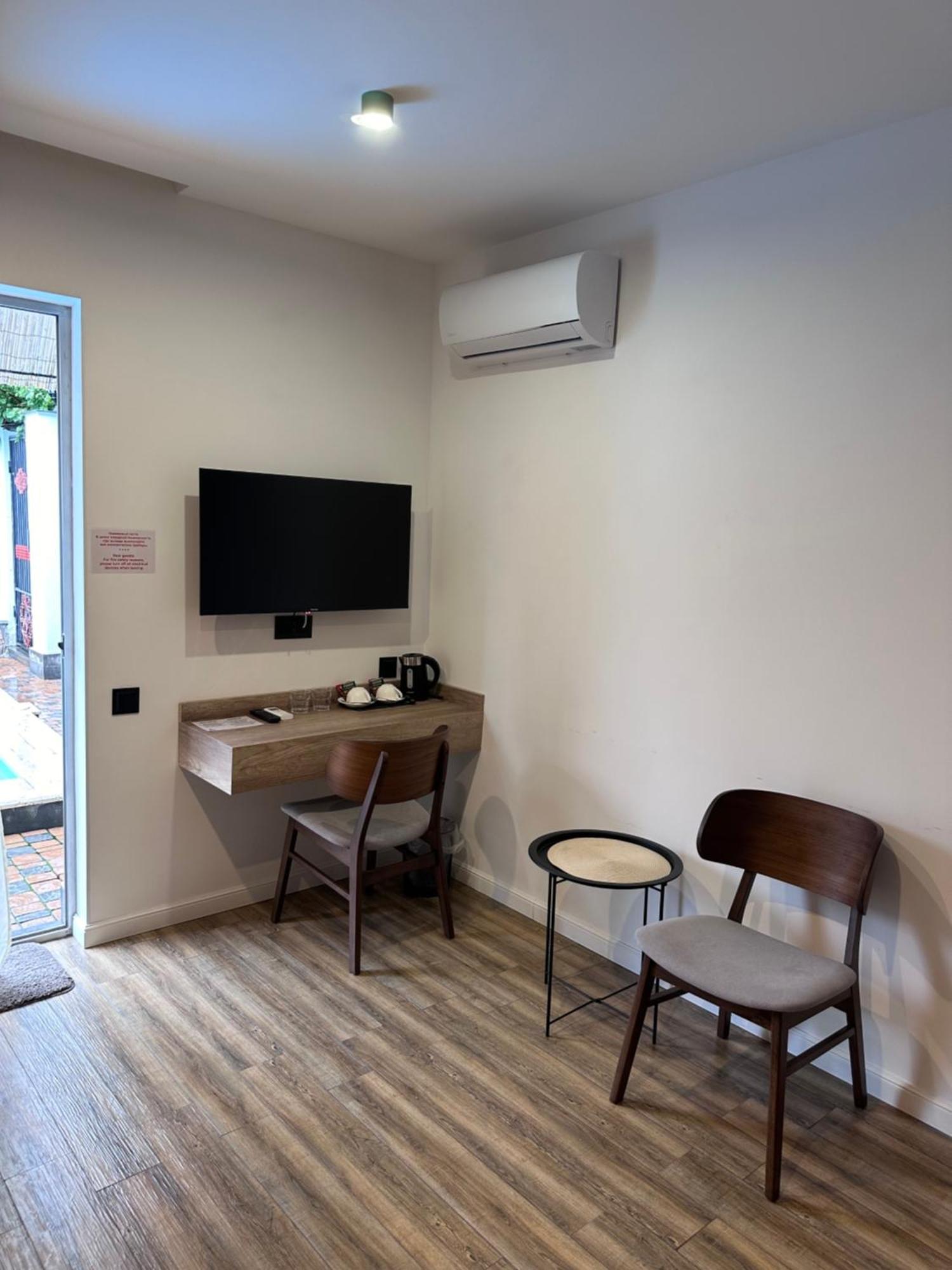 Garden Lounge Hotel 耶烈万 外观 照片