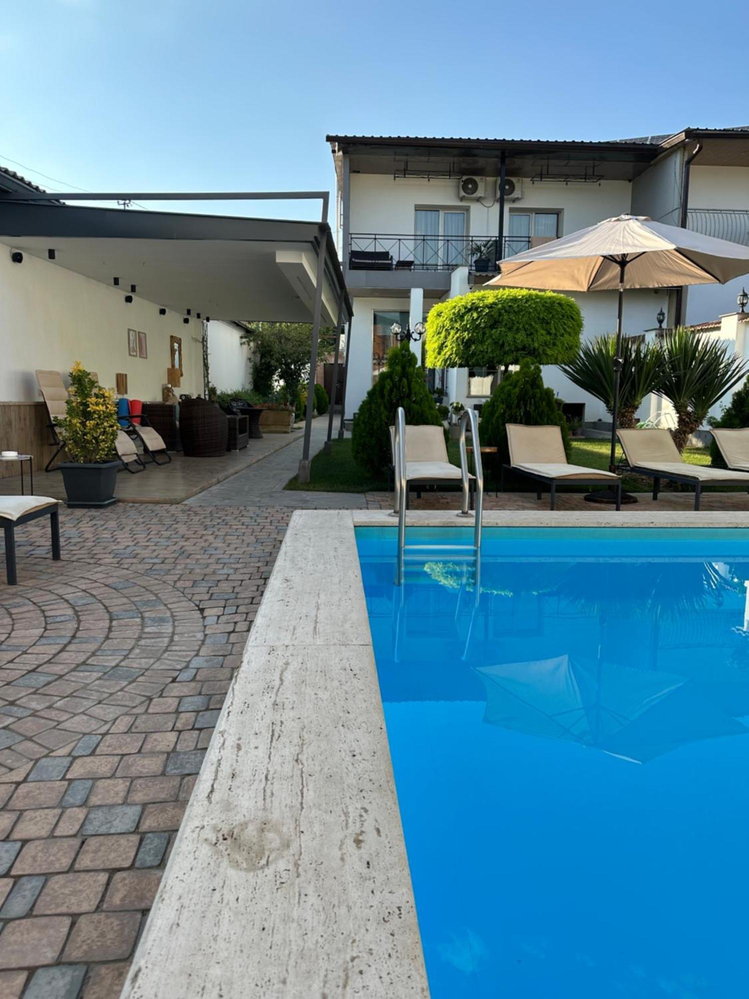 Garden Lounge Hotel 耶烈万 外观 照片