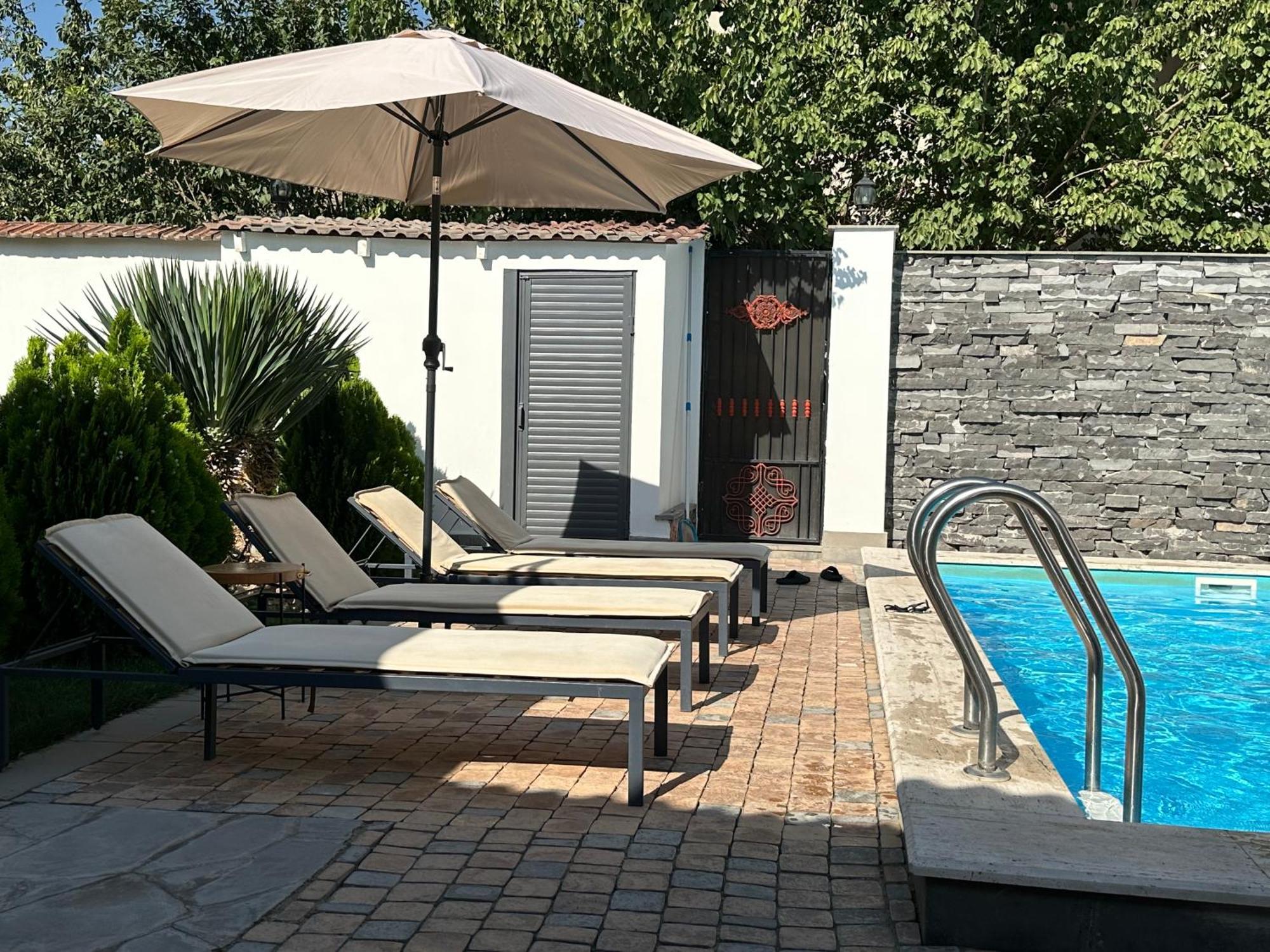 Garden Lounge Hotel 耶烈万 外观 照片