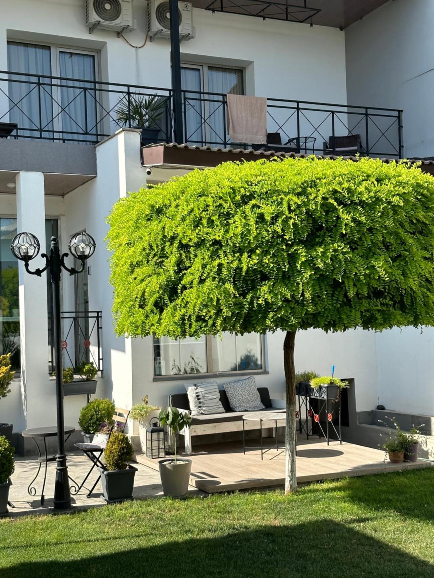 Garden Lounge Hotel 耶烈万 外观 照片