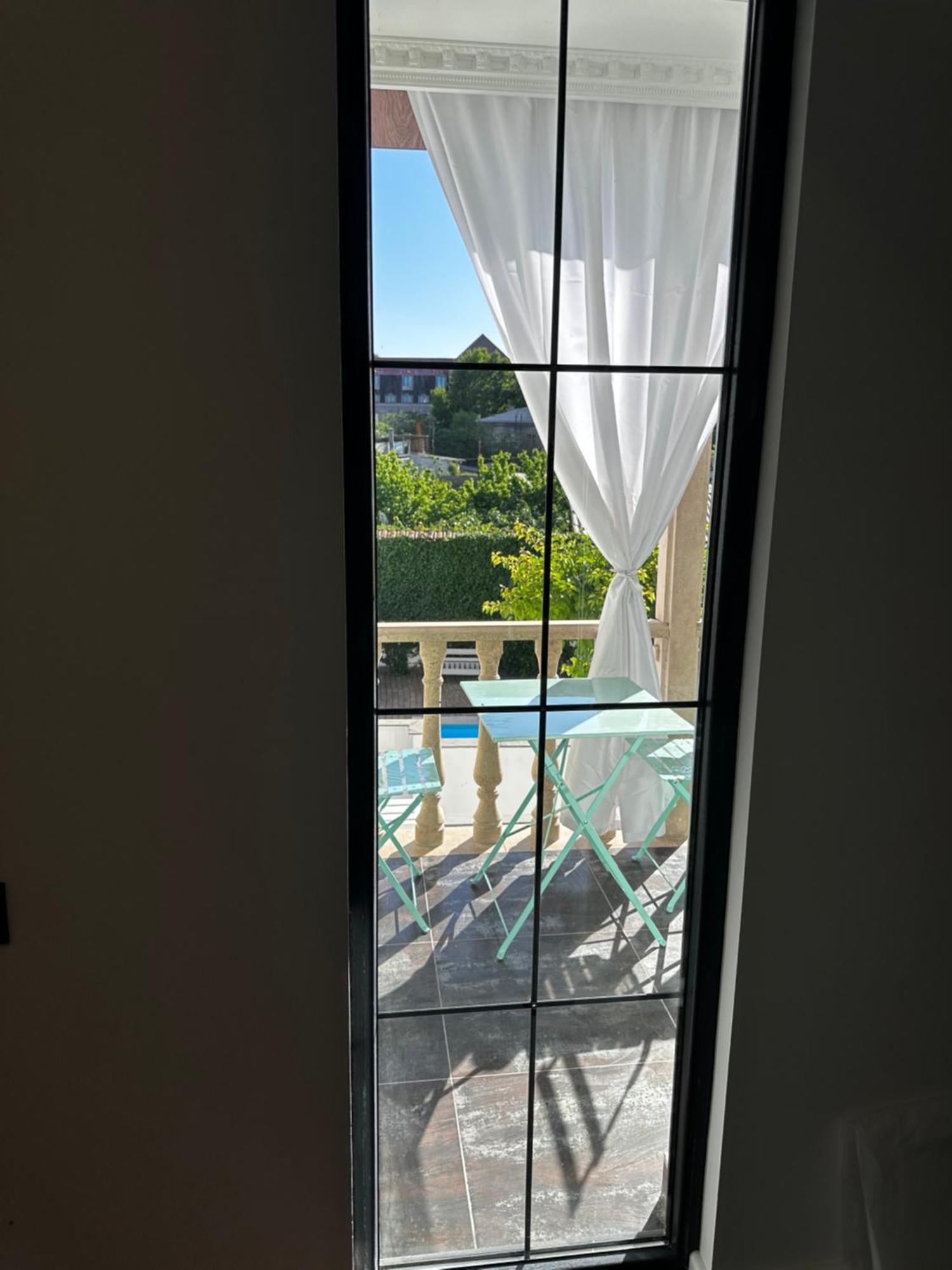 Garden Lounge Hotel 耶烈万 外观 照片