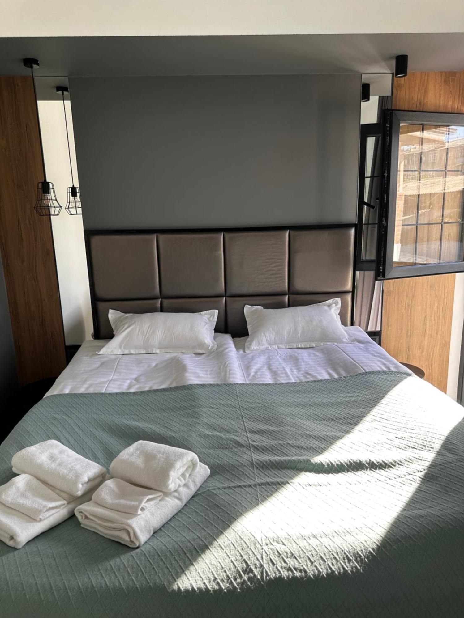 Garden Lounge Hotel 耶烈万 外观 照片
