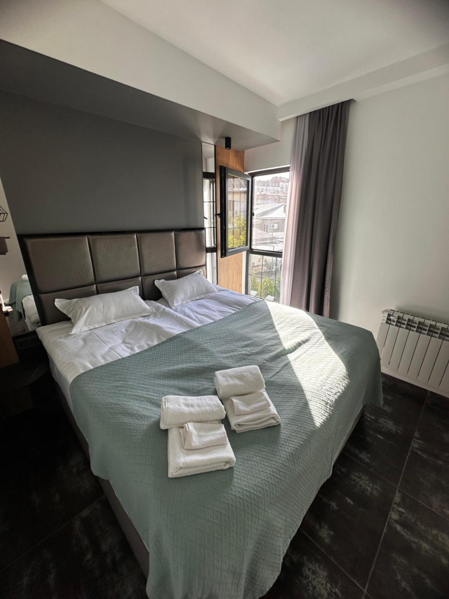 Garden Lounge Hotel 耶烈万 外观 照片