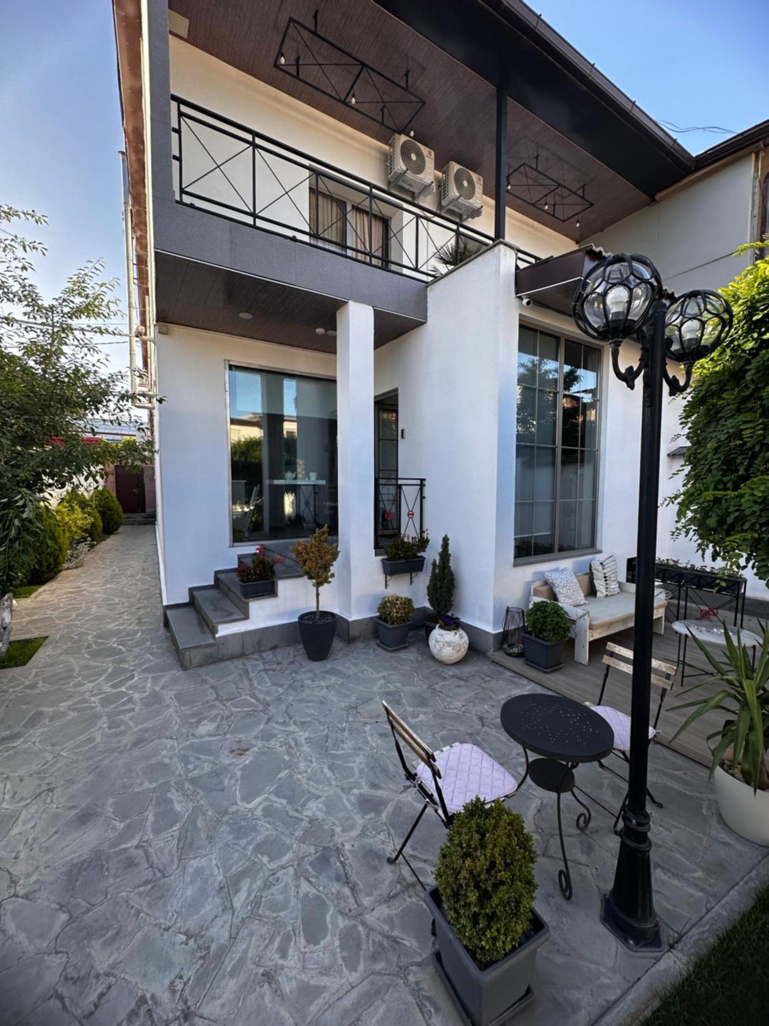 Garden Lounge Hotel 耶烈万 外观 照片