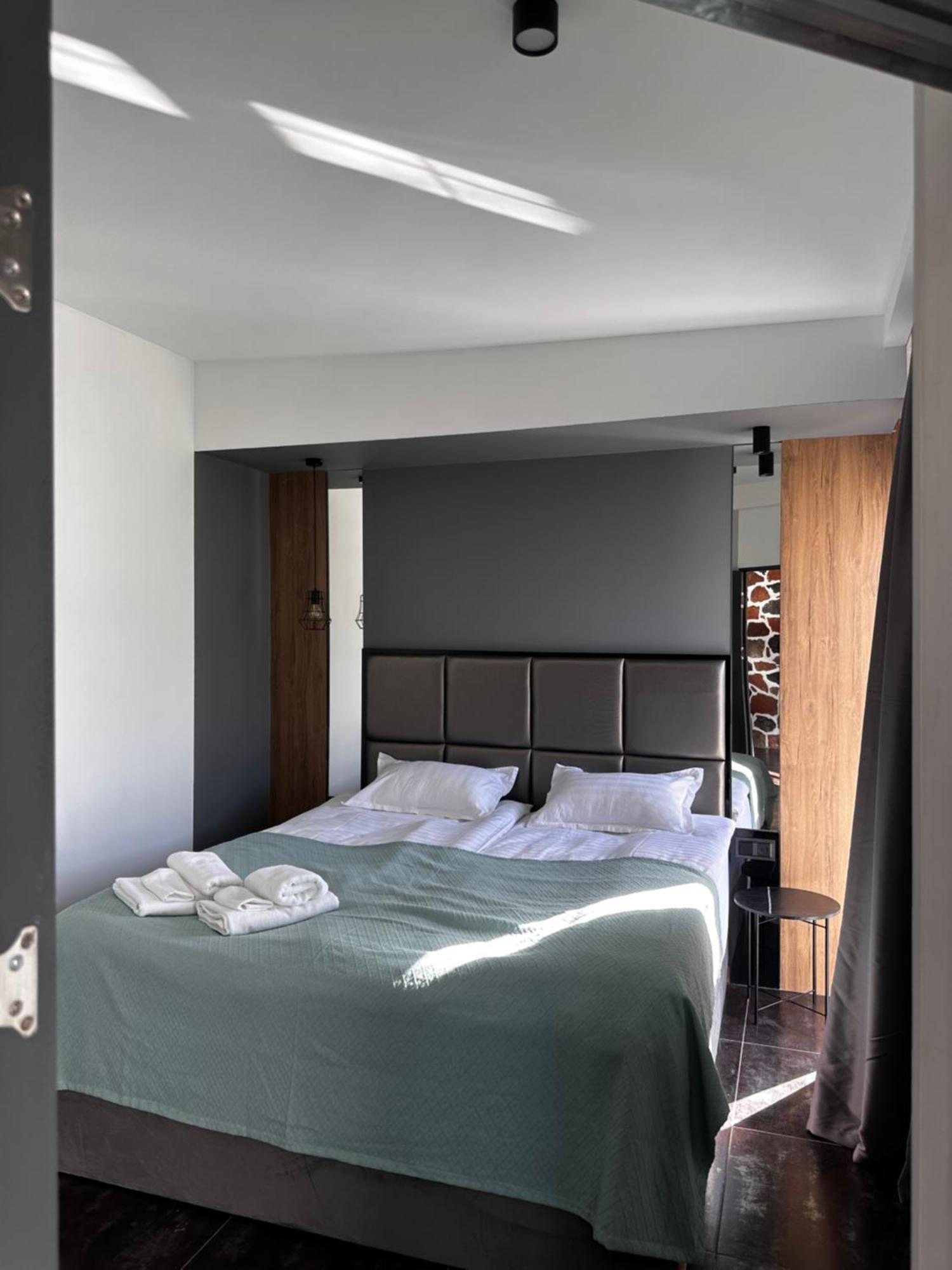 Garden Lounge Hotel 耶烈万 外观 照片