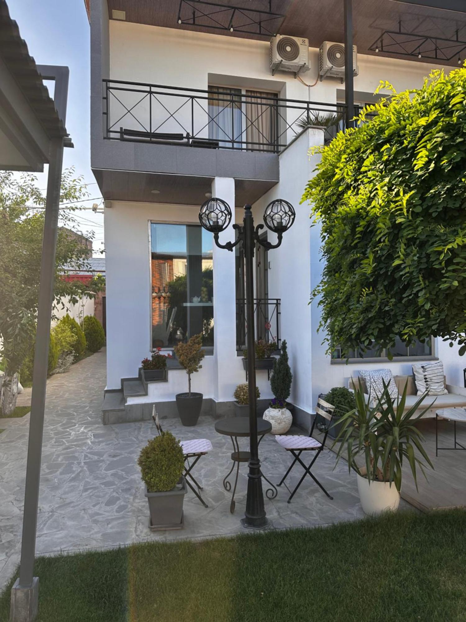 Garden Lounge Hotel 耶烈万 外观 照片