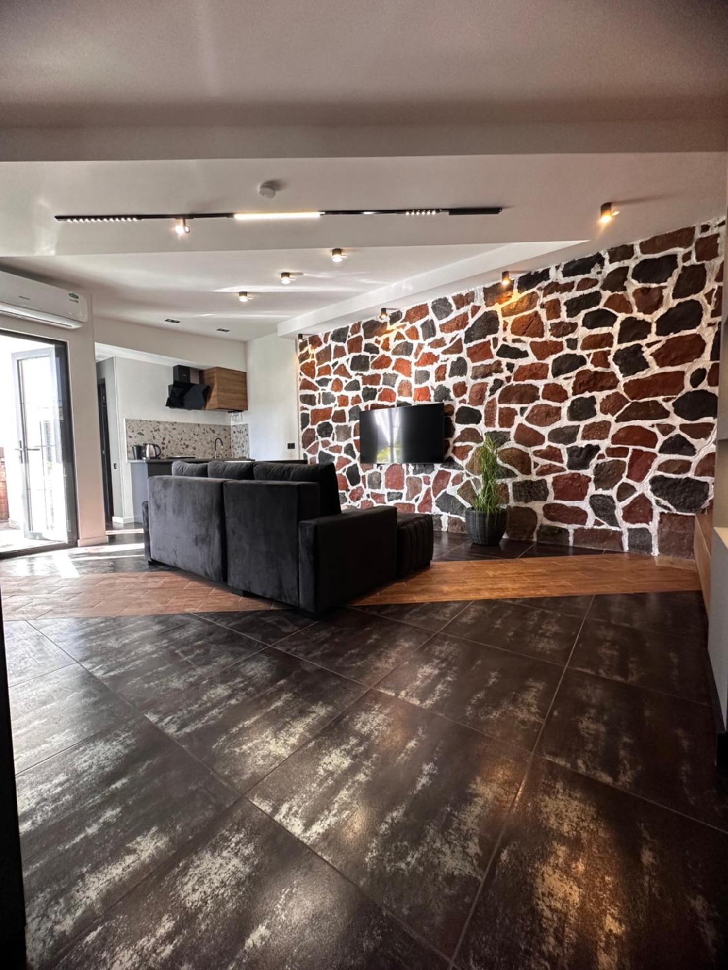 Garden Lounge Hotel 耶烈万 外观 照片