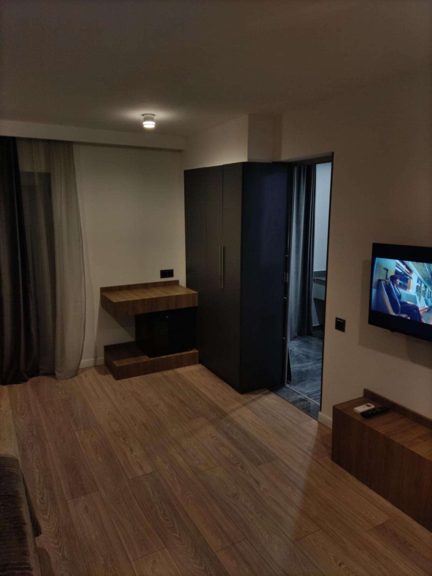 Garden Lounge Hotel 耶烈万 外观 照片