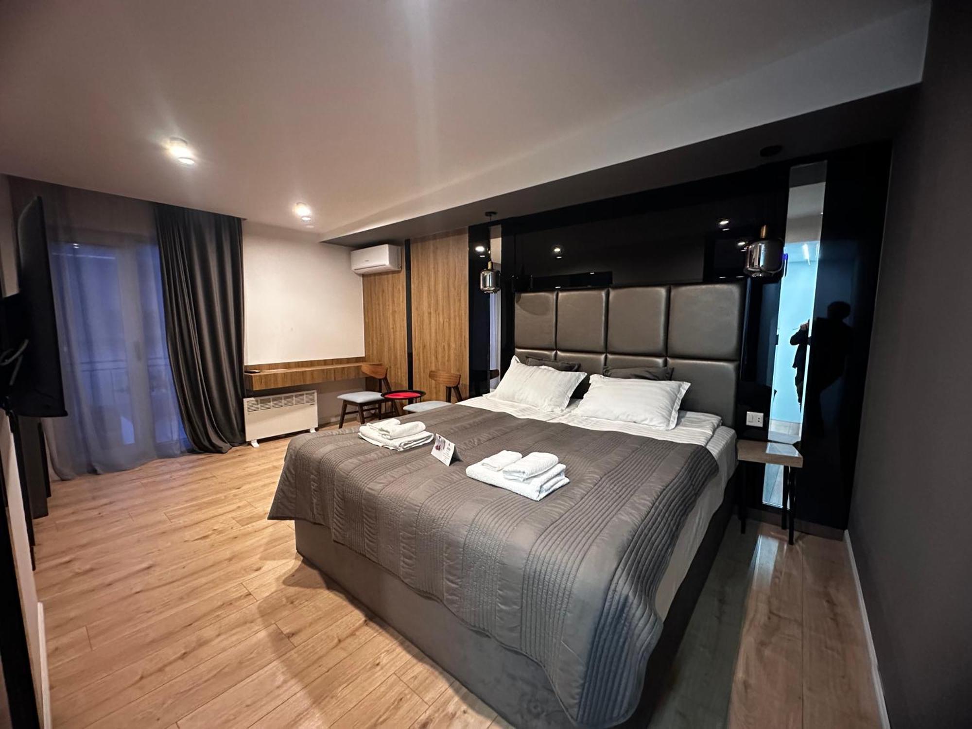 Garden Lounge Hotel 耶烈万 外观 照片