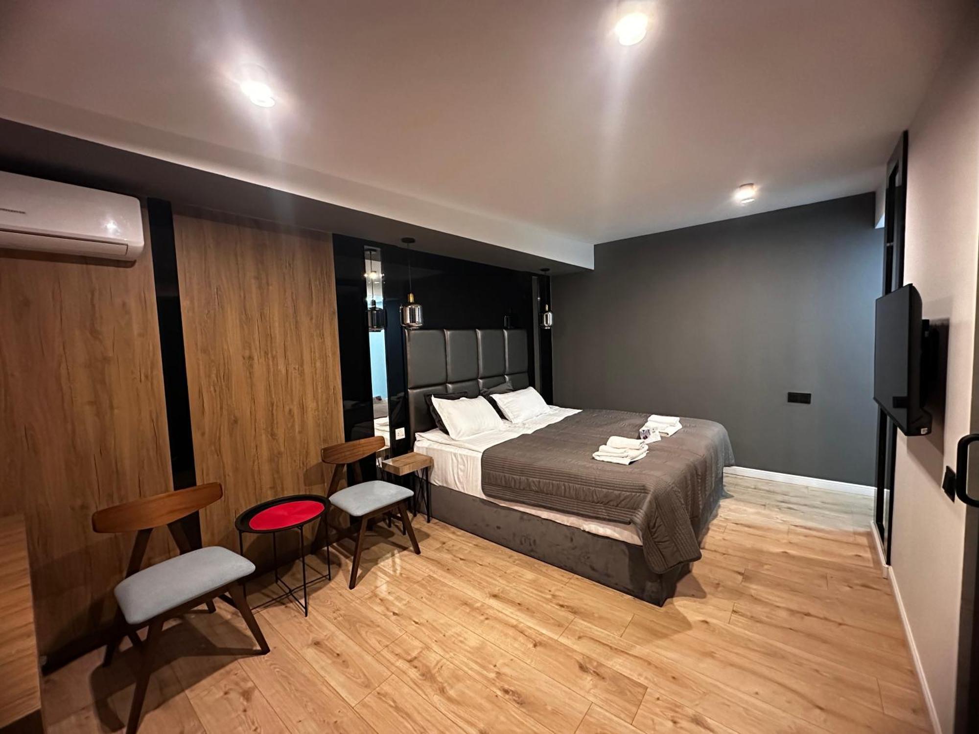 Garden Lounge Hotel 耶烈万 外观 照片